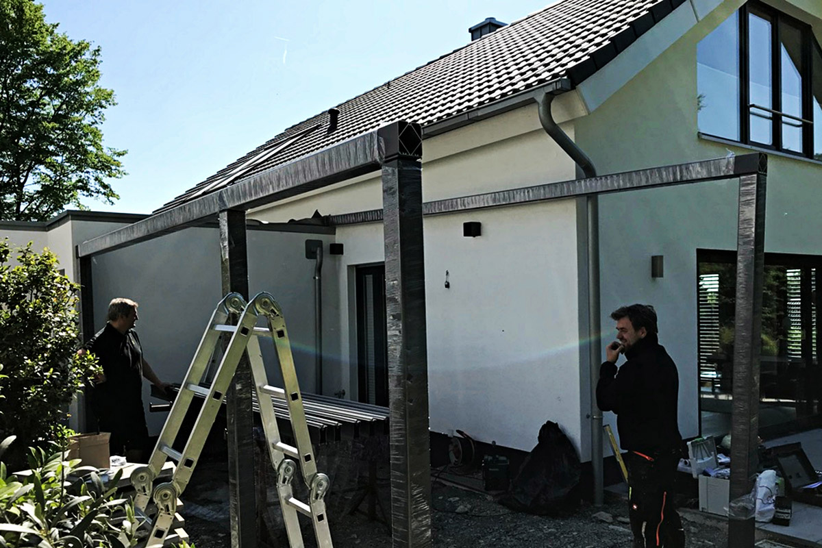 wood-design-referenzen-individuelle-terrassenueberdachung-waehrend-bauarbeiten-gerade-am-haus.jpg