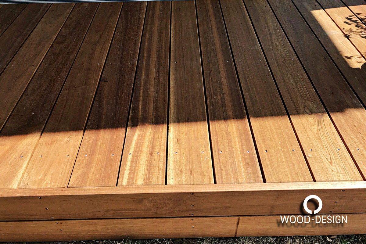 wood-design-referenzen-terrassenbelag-aus-teak-mit-glas-schiebeelemente-detailansicht-holzboden.jpg