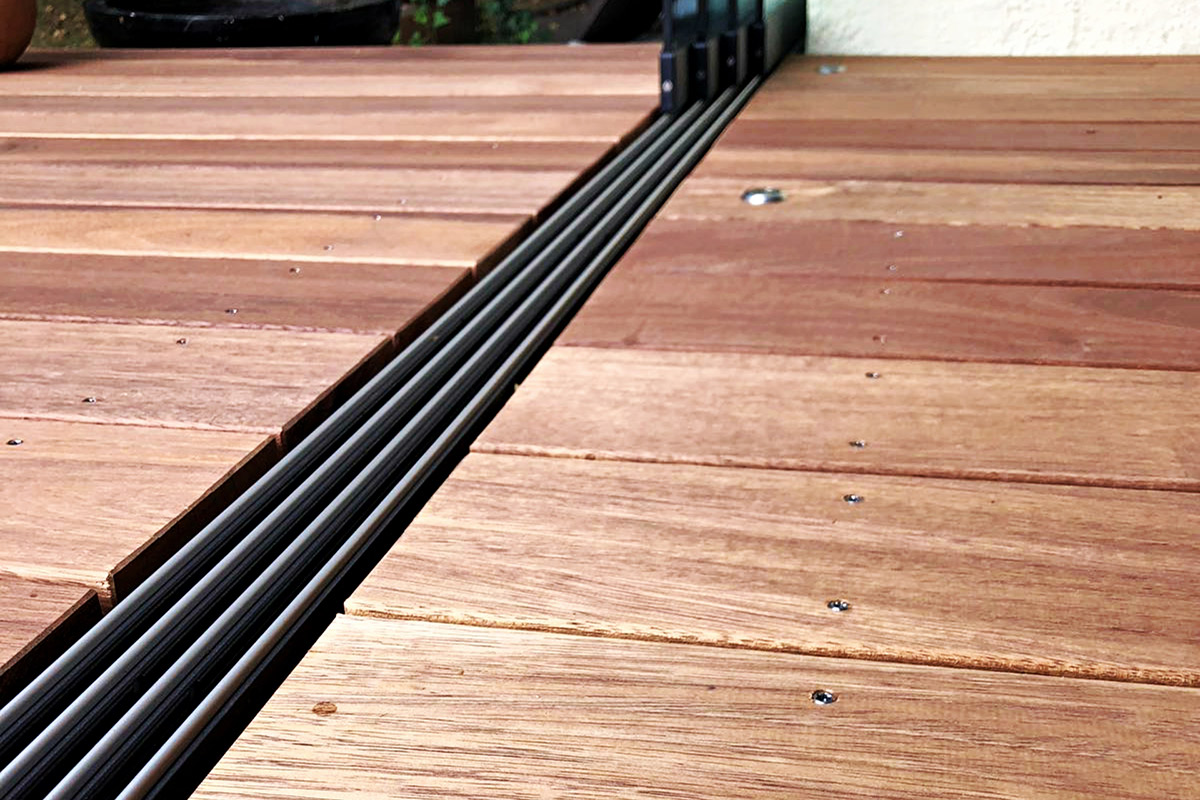 wood-design-referenzen-terrassenbelag-aus-teak-mit-glas-schiebeelemente-detailansicht-schiebeelement.jpg