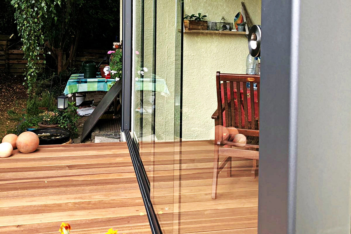 wood-design-referenzen-terrassenbelag-aus-teak-mit-glas-schiebeelemente-seitliche-aufnahme.jpg