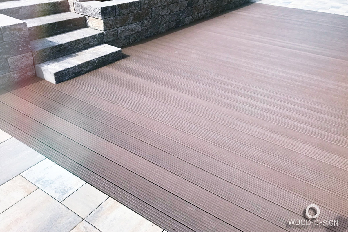 wood-design-referenzen-terrassendeck-aus-wpc-juni-2019-seitlich-boden-mit-treppe-nahaufnahme.jpg