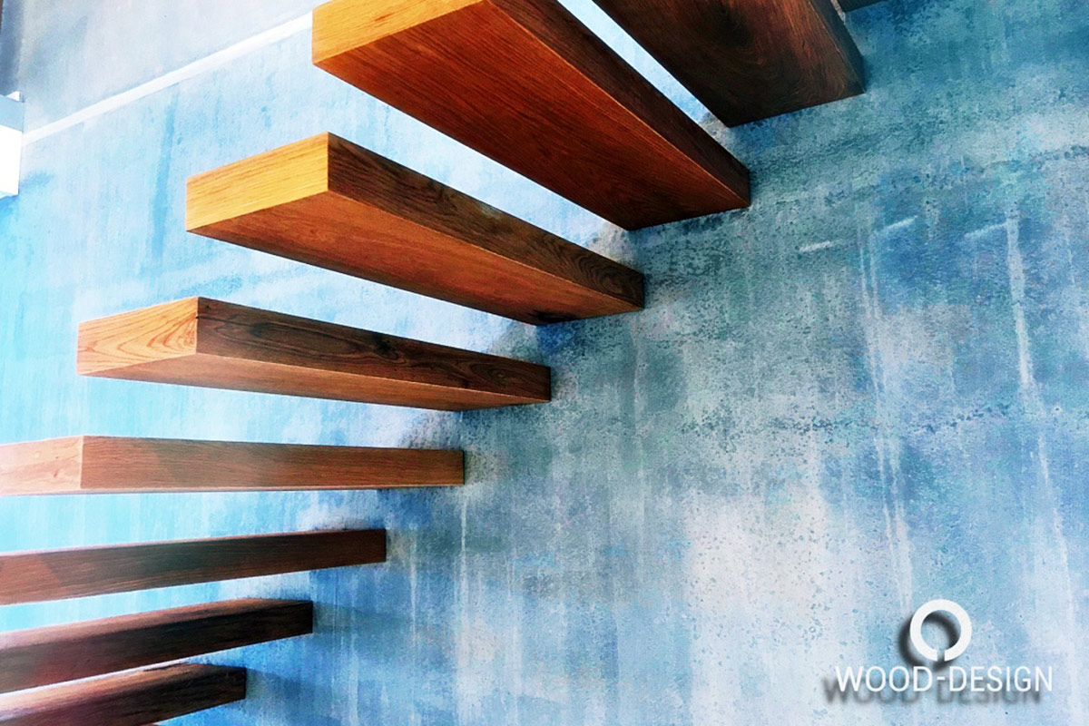 wood-design-referenzen-freischwebende-kragarm-treppe-vor-blauer-wand.jpg