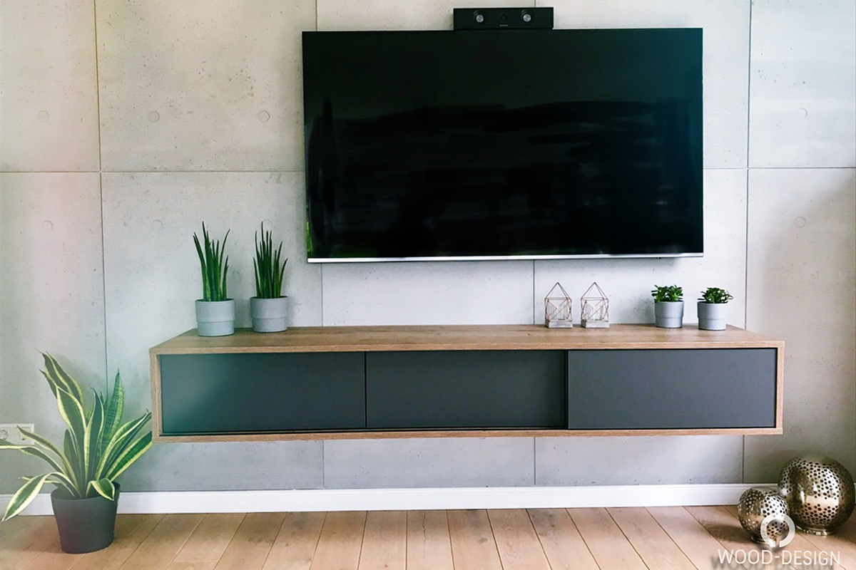 wood-design-referenzen-betonwand-sichtbeton-wohnzimmer-juli-2019-pflanze-auf-haengelowboard-und-fernseher.jpg